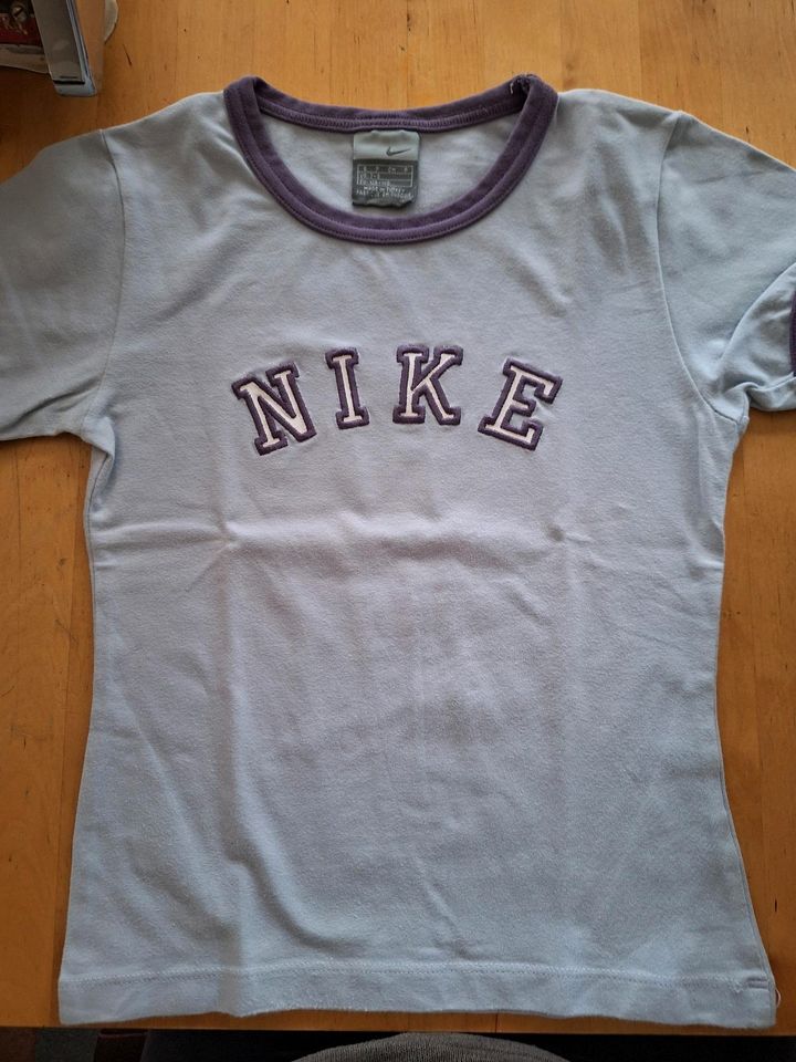 Nike T-Shirt flieder/lila Gr. 128 (7-8) in Vinningen