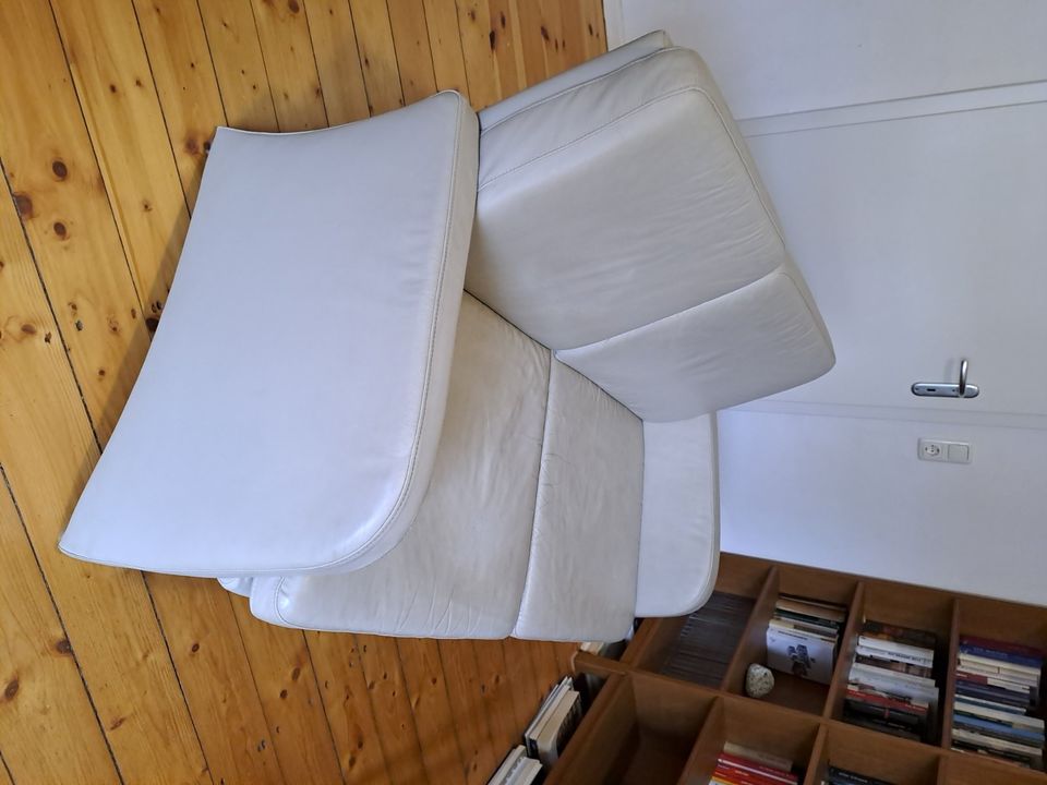 Kleines Zweisitzer Sofa, grau beige, Kunstleder in Berlin