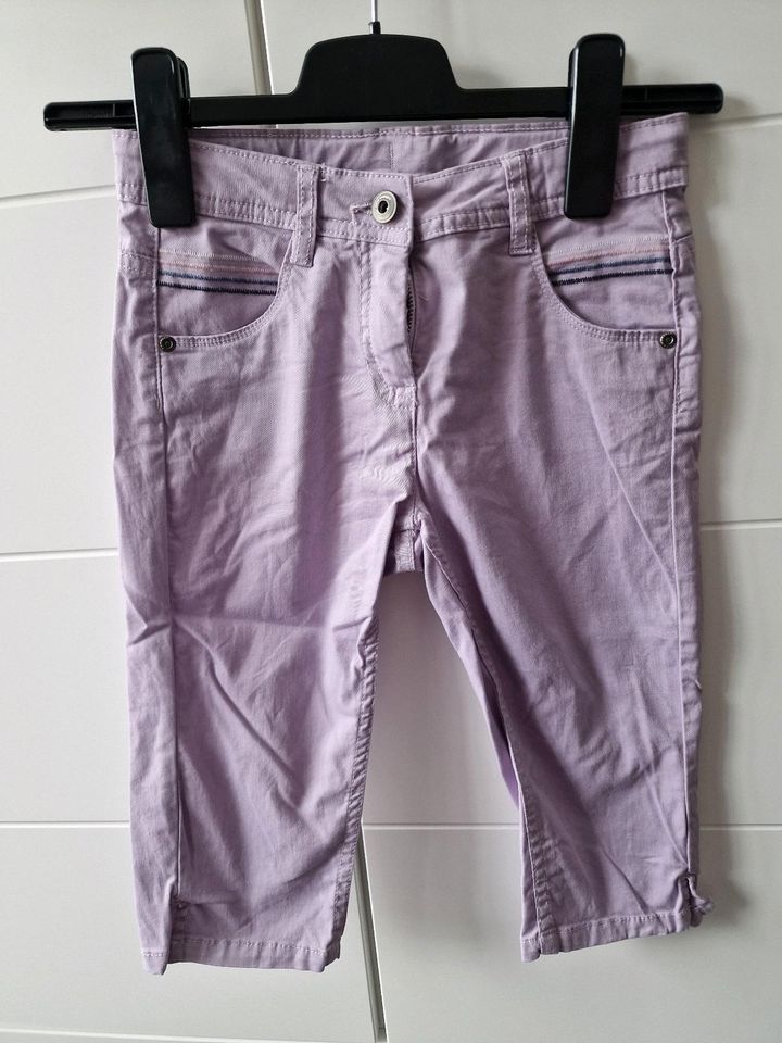 Kurze Hose Mädchen, violette, neu, Bund verstellbar, Größe 140 in Bergheim