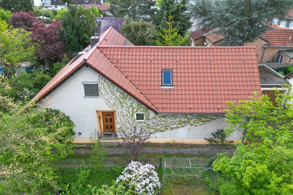 Sanierungsbedürftig: familienfreundliches Einfamilienhaus mit Garten und Garage in Berlin-Spandau in Berlin