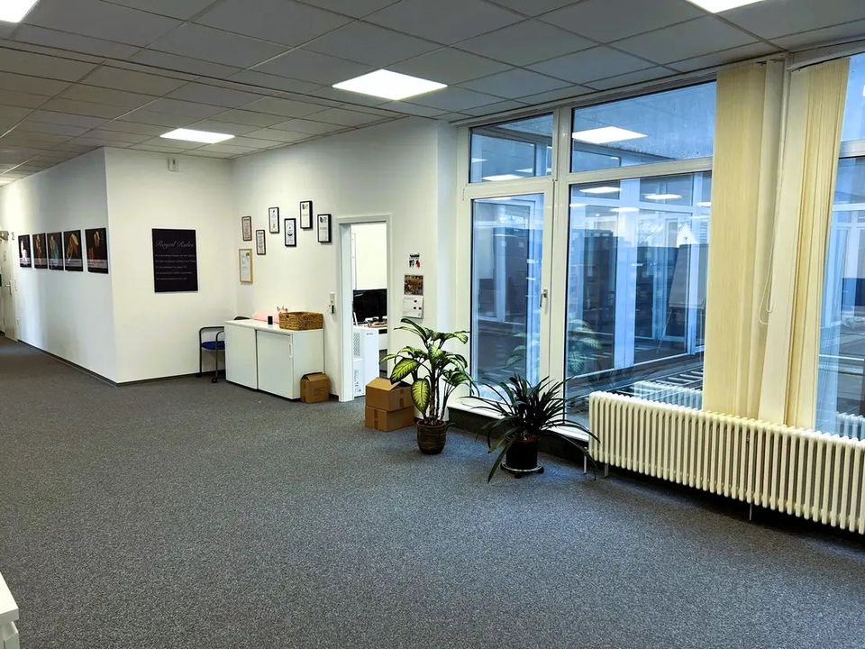 Bürofläche zur Vermietung - Lichtdurchflutet mit sonnigem Atrium in Gummersbach