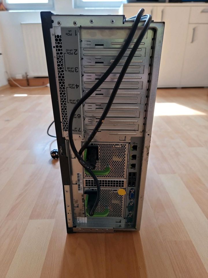 Server Fujitsu TX300 S6 in Böttingen