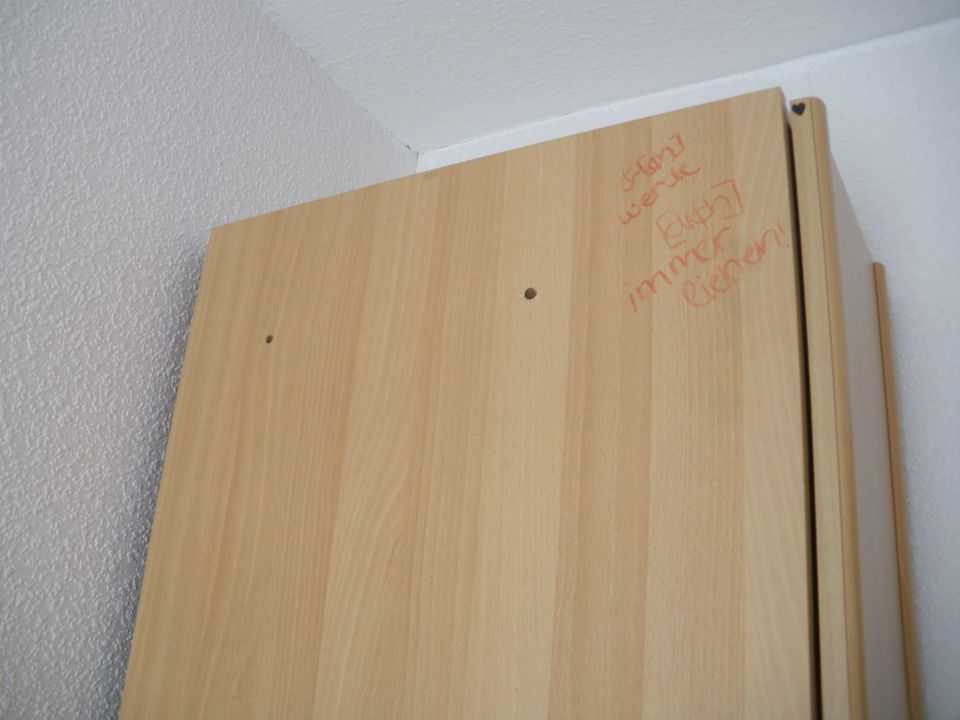 Schmaler Schrank mit Einlegeböden und drei Schubladen in Nörvenich