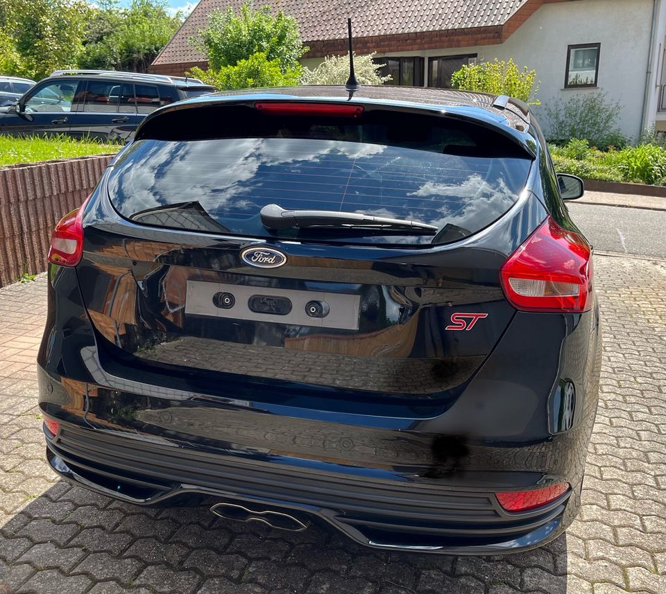 Ford Focus ST MK3 2.0 Diesel mit Leder-Sport-Paket + Navi in Lebach