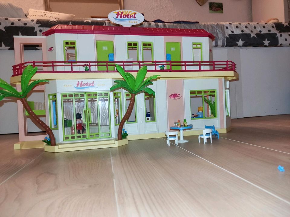 Playmobil Summer Fun Hotel mit kompletter Einrichtung in Schramberg