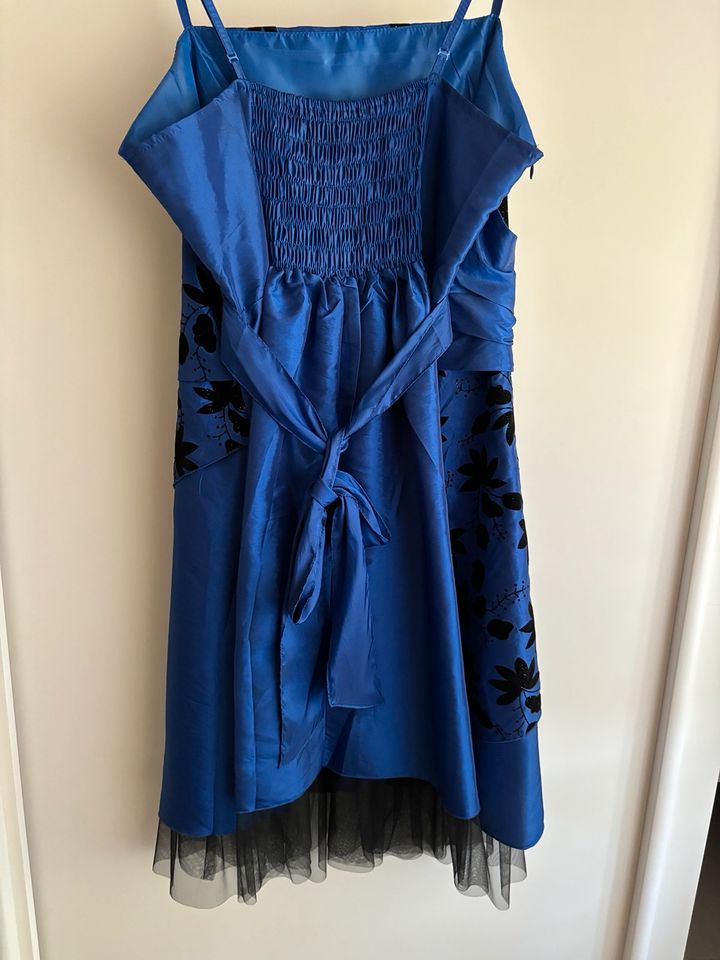 Kleid blau mit Verzierung in Schloßvippach