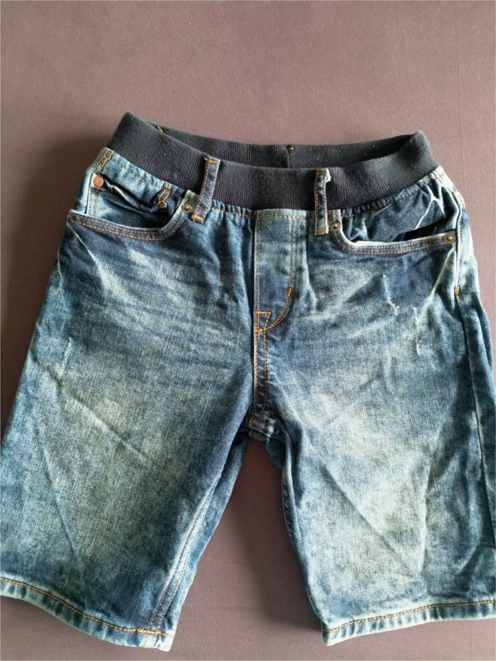 2 kurze Hosen (Stoff + Jeans), H&M, Jungs Gr. 116 in Halfing