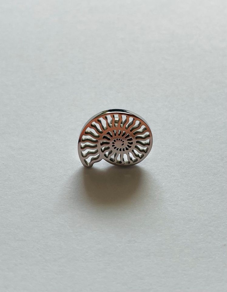 Neues und ungetragenes Ammonit Muschel Piercing / Ohrring in Heidelberg