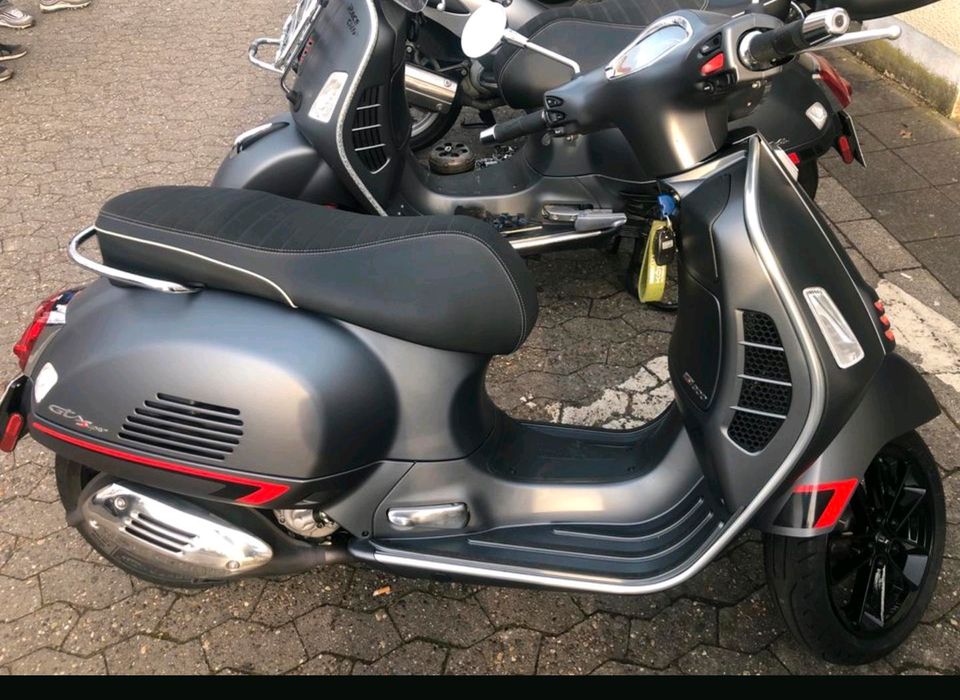 Vespa GTS 300 Super in Grau/Rot in Mannheim