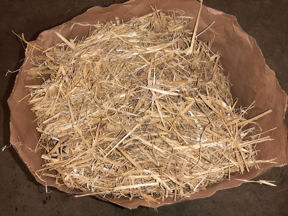 Verkaufe Gersten-Stroh abgesackt im Papiersack zum staubfreien Tr in Moosthenning