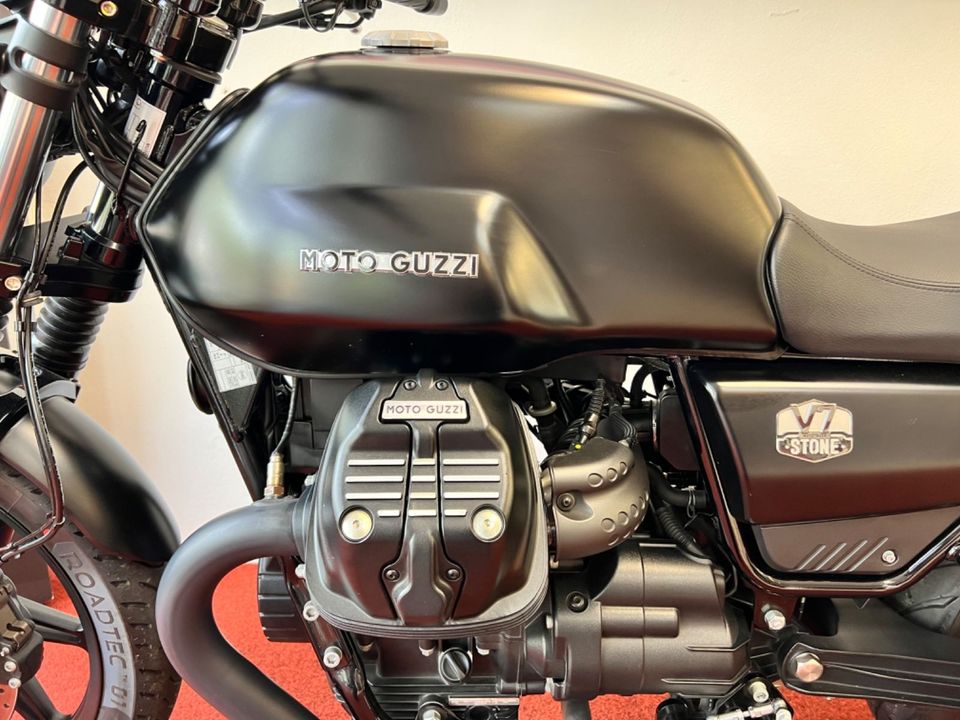 Moto Guzzi V 7 Stone 850 1.Hand! Scheckheft! Top Zustand! in Berlin