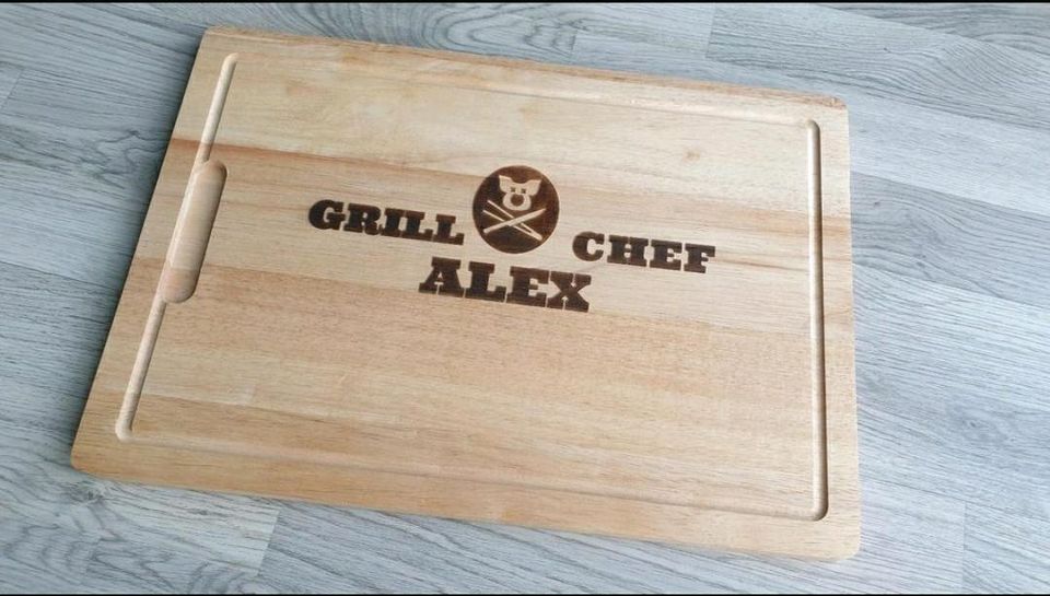 Geschenk Grill Chef Alex Holzbrett Küchenbrett Schneidebrett NEU in Vechelde