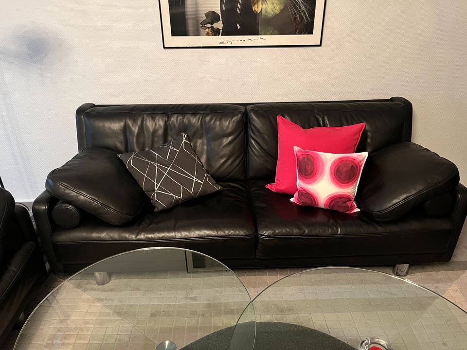 Zwei schwarze  Ledersofas von Brühl in Laatzen