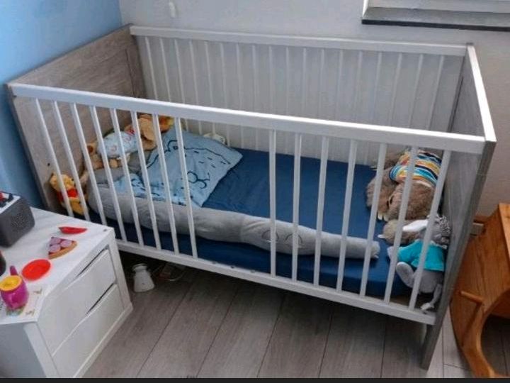 Kinderzimmer mit Wickeltisch, Babybett und Schrank umbaubar in Heßheim