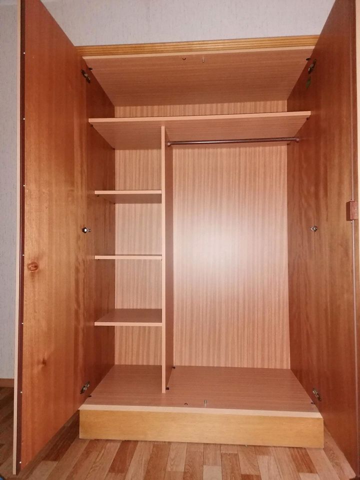 Gästezimmer, Schlafzimmer, Bett mit Matratze und Kleiderschrank in Hopferau