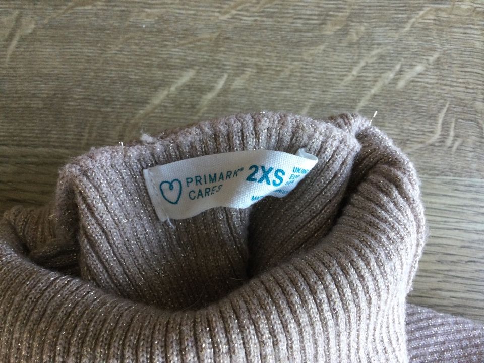 Golden glitzernder Rollkragenpullover v.„PRIMARK CARES“ in „2 XS“ in Nickenich