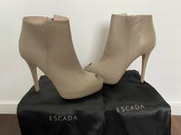 Escada High Heels Plateau Peeptoes Stiefeletten 40 NEU Niedersachsen - Burgwedel Vorschau