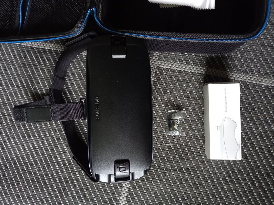 Samsung Gear VR Brille + Hardcase + Controller - Neuwertig in Frankfurt am Main