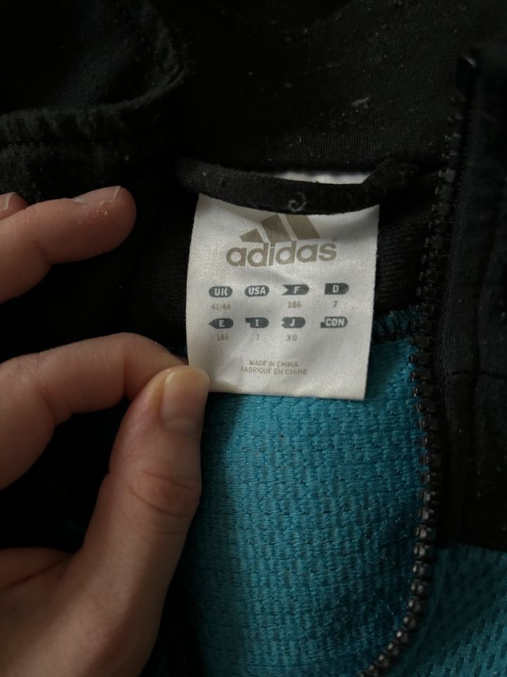 Adidas Bundle Jacken und Sportshirts M in Chemnitz