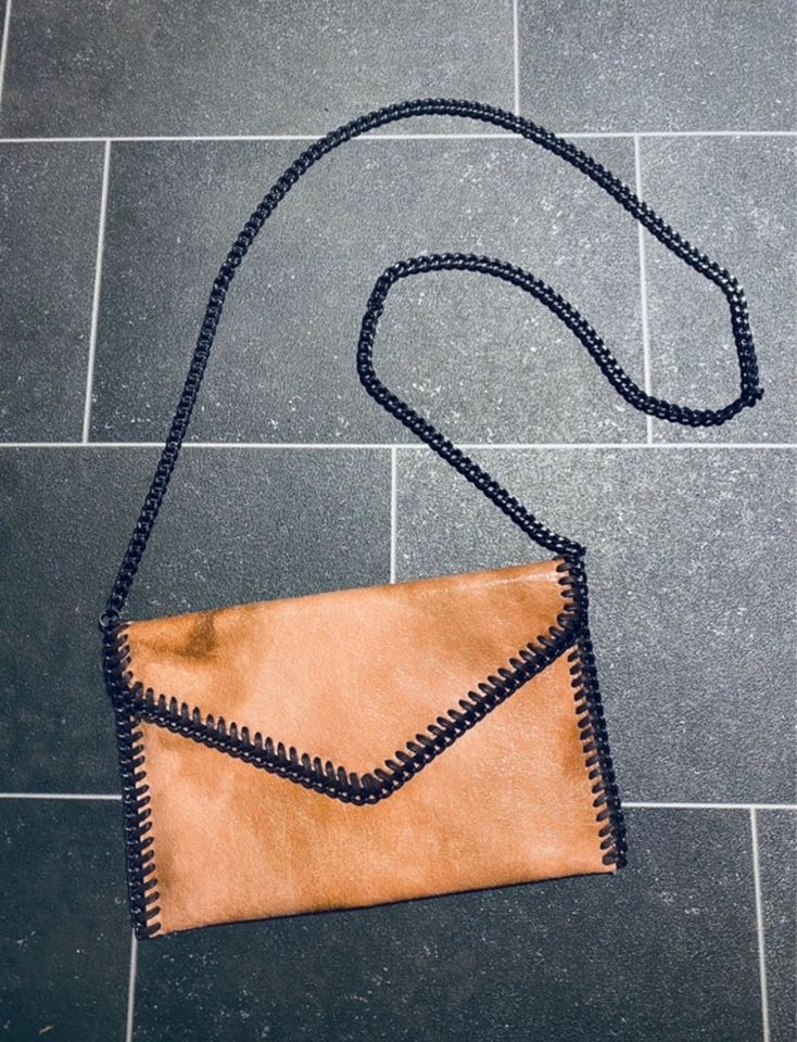 Kleine Handtasche aus Wildleder-Imitat mit Ketten in Spiesen-Elversberg