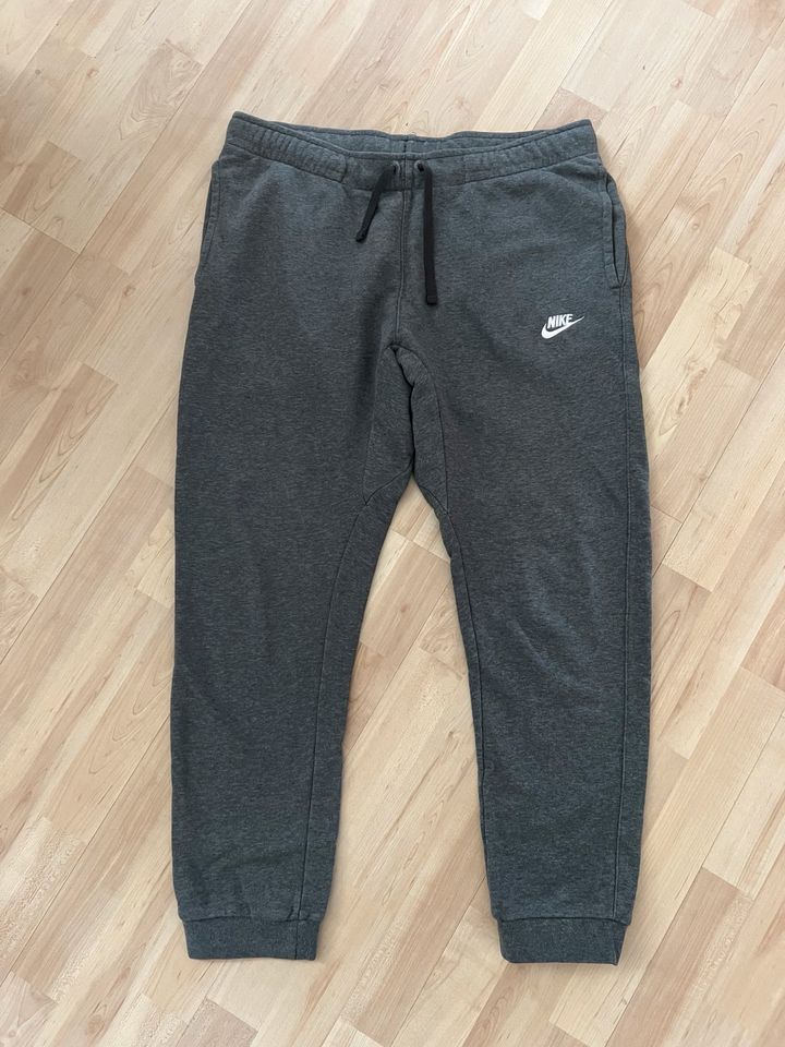 Herren Sporthose Freizeit Hose von Nike Gr L grau Freizeithose in Friedrichshafen