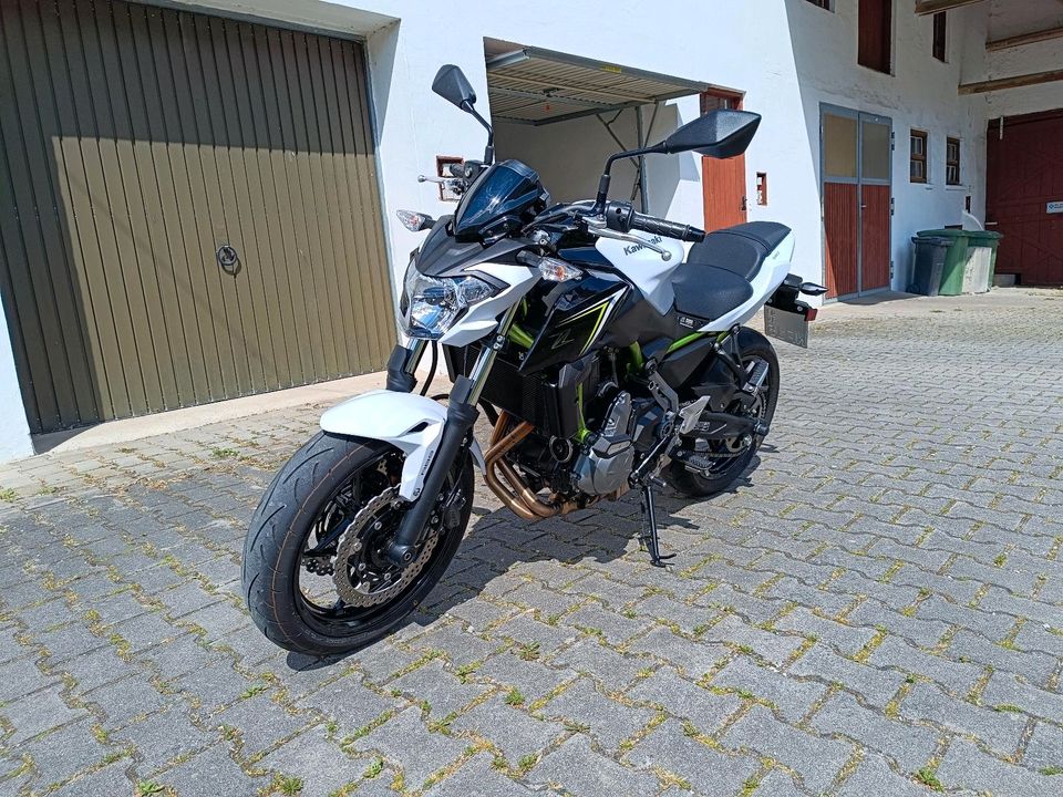 Kawasaki Z650 ABS Weiß/Grün in Bruckberg bei Landshut