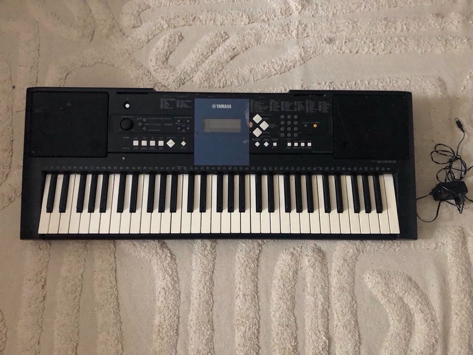 Yamaha Keyboard schwarz in Berlin