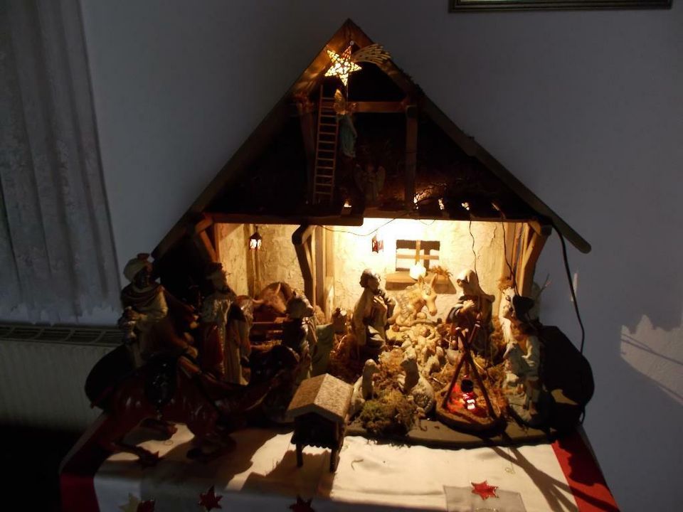 Große Weihnachtskrippe mit Beleuchtung und großem Stall in Günzburg