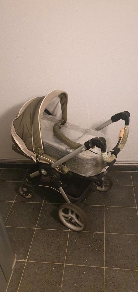 Kinderwagen mit Babyschale und viel Zubehör in Remscheid