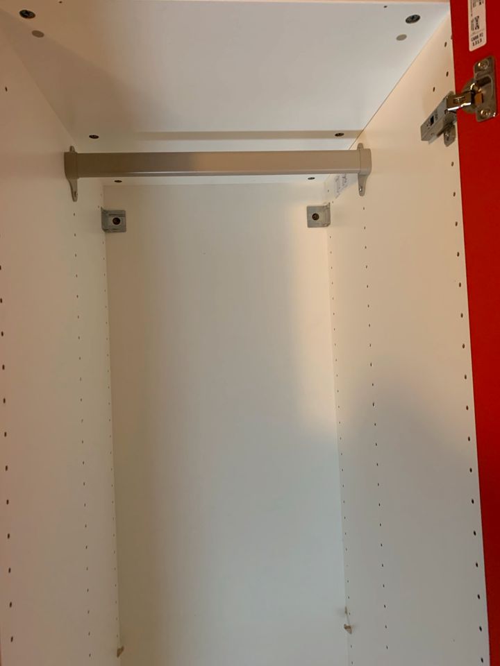 Ikea Pax Schrank weiß mit roter Tür Kinderzimmer in Langenau