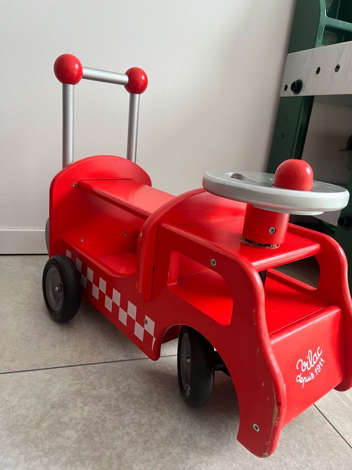 Feuerwehrauto aus Holz für kleine Kinder zum fahren in Witten