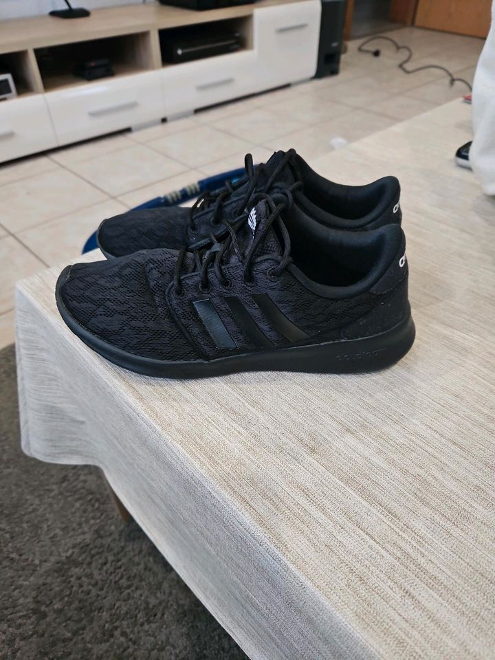 Adidas Schuhe in Ortenberg