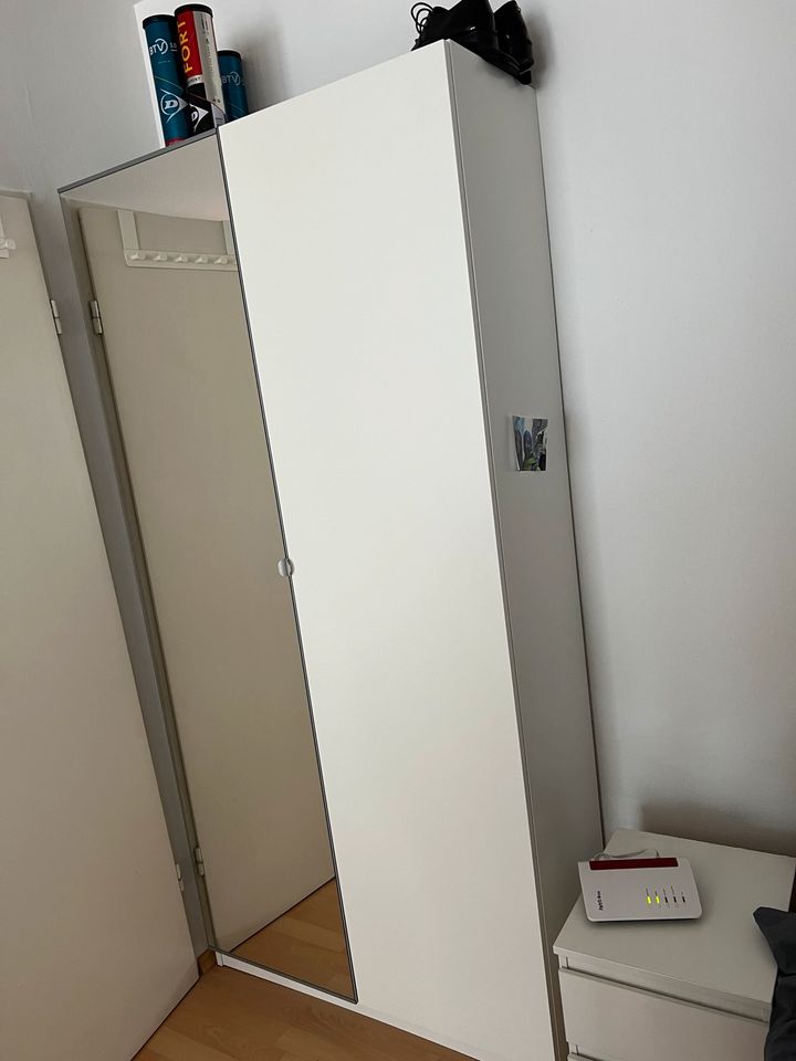 IKEA Kleiderschrank weiß mit Spiegeltür in München