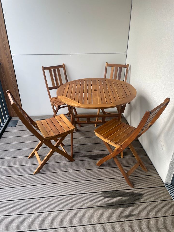 Schönes und modernes Gartenset mit Tisch und 4 Stühlen. in Erkheim