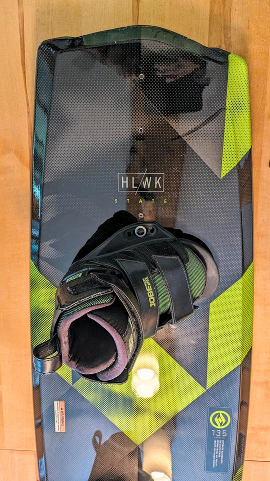 Schönes Wakeboard von Hyperlite 135 mit Jobe Bindung in Remscheid