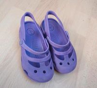 Lila Crocs Hausschuhe Badeschuhe Größe C 9 entspricht 25 / 26 Niedersachsen - Ganderkesee Vorschau