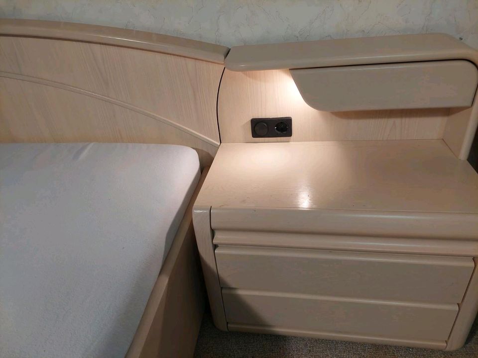 Doppelbett 1,80 x 2,00 mit 2 Nachtschränken zu verkaufen in Hanerau-Hademarschen