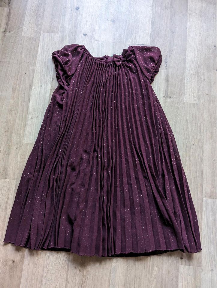 Lila Mädchen Kleid mit Glitzer Größe 140 zu verkaufen in Berlin