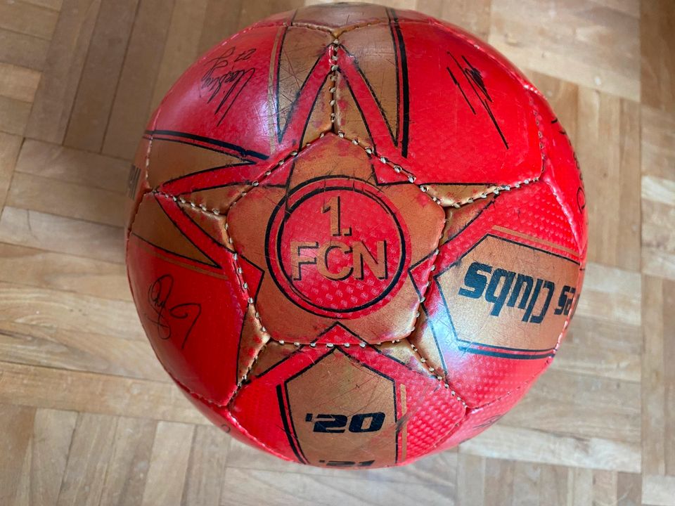 1. FCN Club Nürnberg Fanartikel, Ball, Poster signiert, Schal in Neustadt