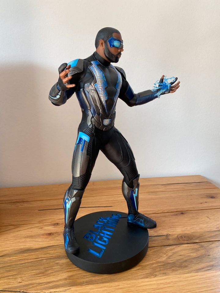 Black Lightning 1:6 / 30cm Sammlerfigur DCTV + OVP in Elmshorn