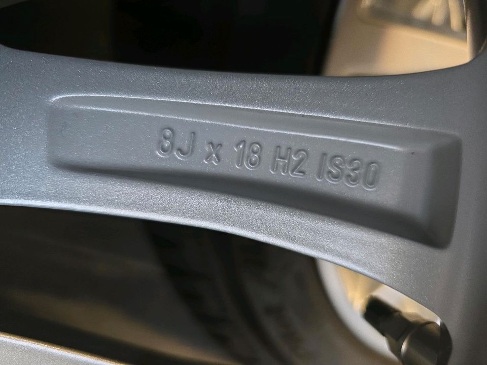 Neuwertig 18 Zoll Original BMW G30/G31 Felgen Winterreifen Räder in Marl