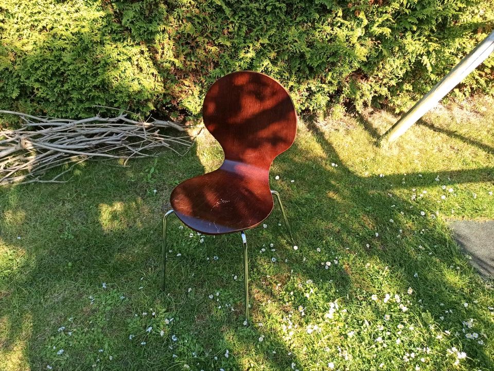 9 braune Stühle mit Metallbeinen in Magdeburg