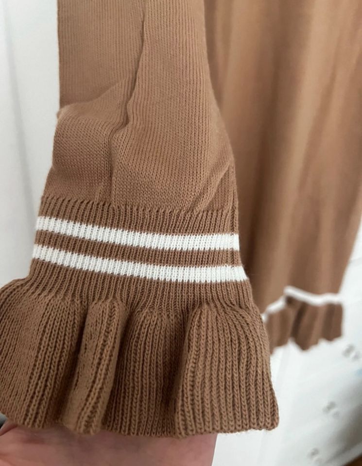 Langes Strickkleid mit Kapuze und Volants Größe 38-42 Neu in Berlin