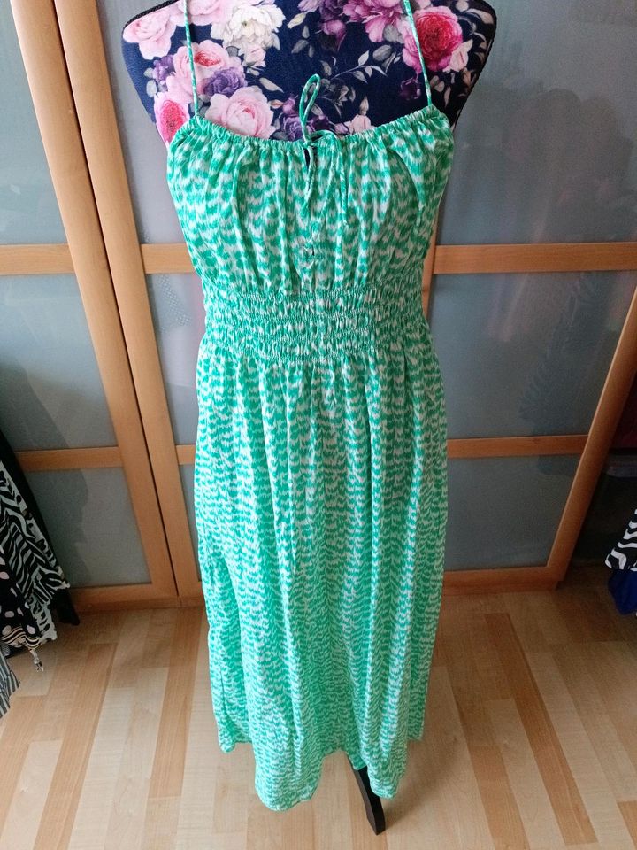 Wie neu H&M Maxikleid Kleid lang grün weiß M 38 in Hamm