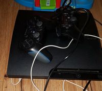 Playstation 3 mit zwei controllern und ALLEN notwendigen Kabeln Nordrhein-Westfalen - Bergheim Vorschau