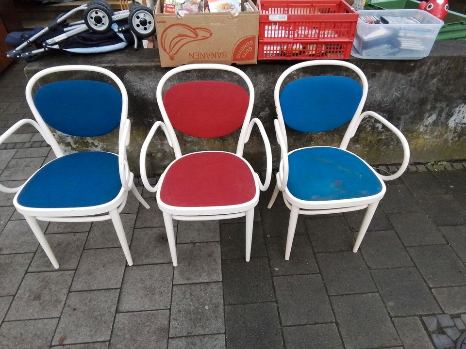 3x Thonet Stuhl weiß mit Armlehne / Sessel 215 P 2 x blau, 1x rot in Centrum