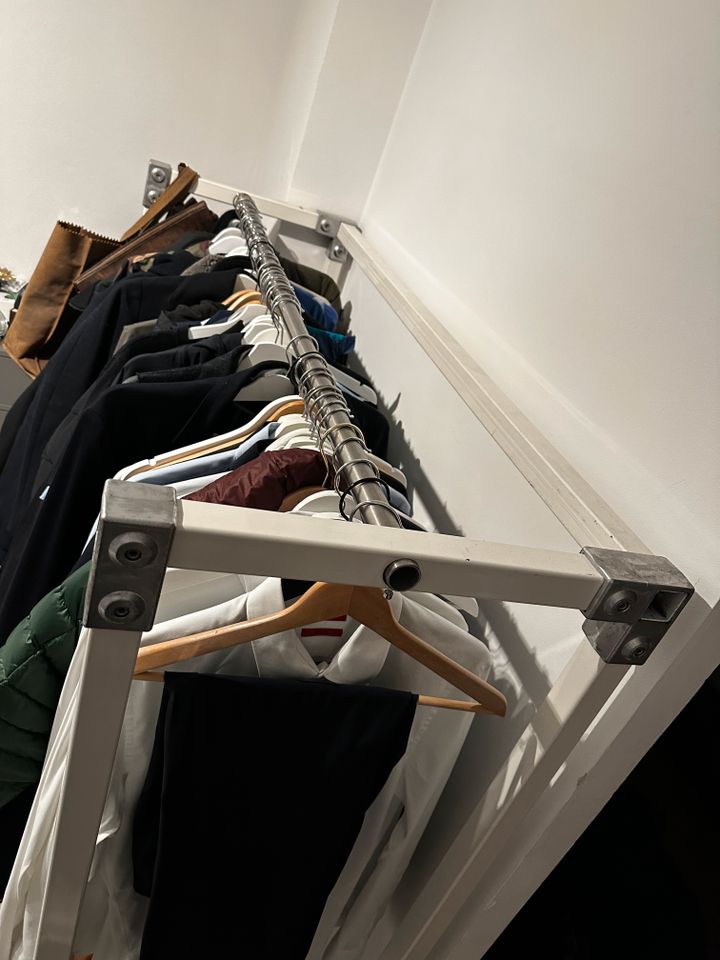 Garderobe / Kleiderständer aus Vierkantstahl in München