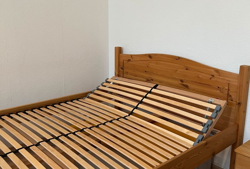 Doppelbett mit Lattenrost, Nachttisch und Kleiderschrank in Berlin