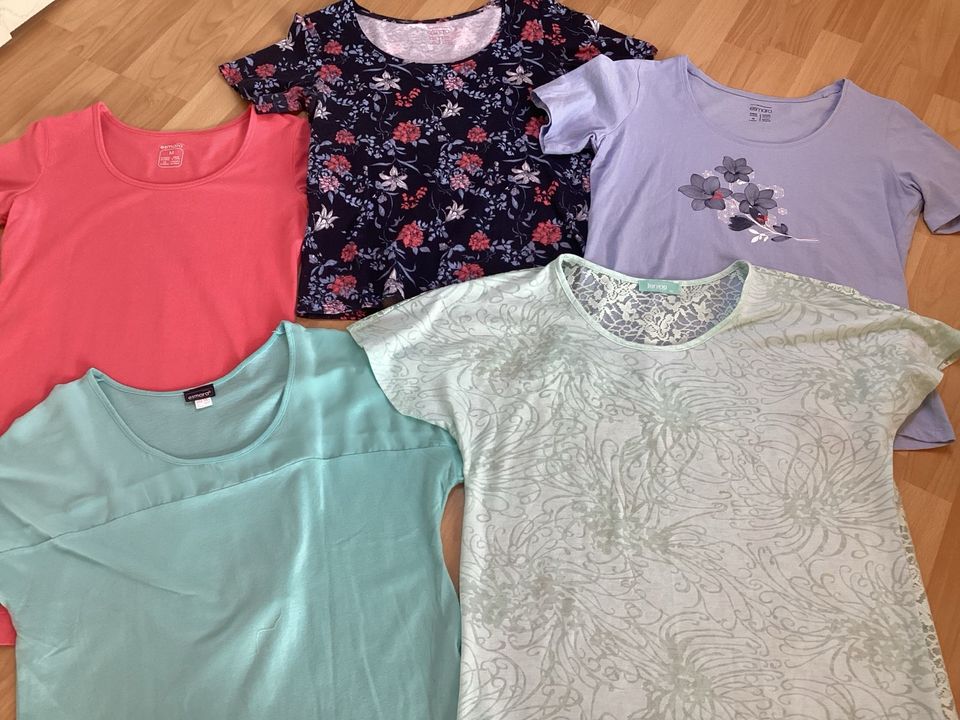 Kleiderpaket 5 Stück Damen Shirts Größe M40/42 in Weinheim