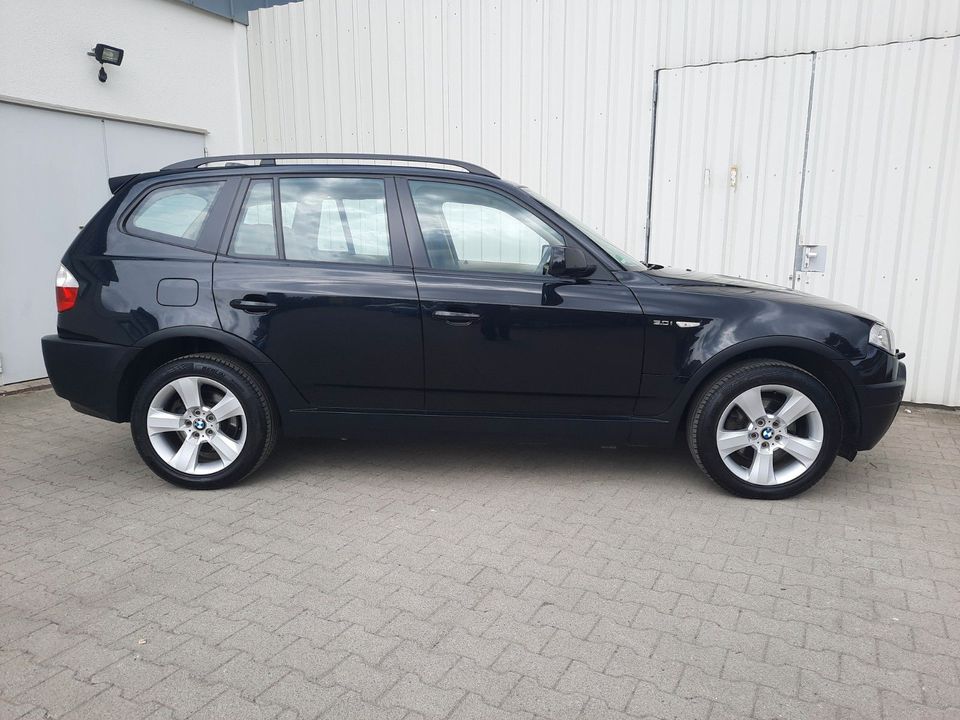 BMW X3 3.0i E83 - SCHECKHEFT - NAVI - LEDER - XENON in Berlin